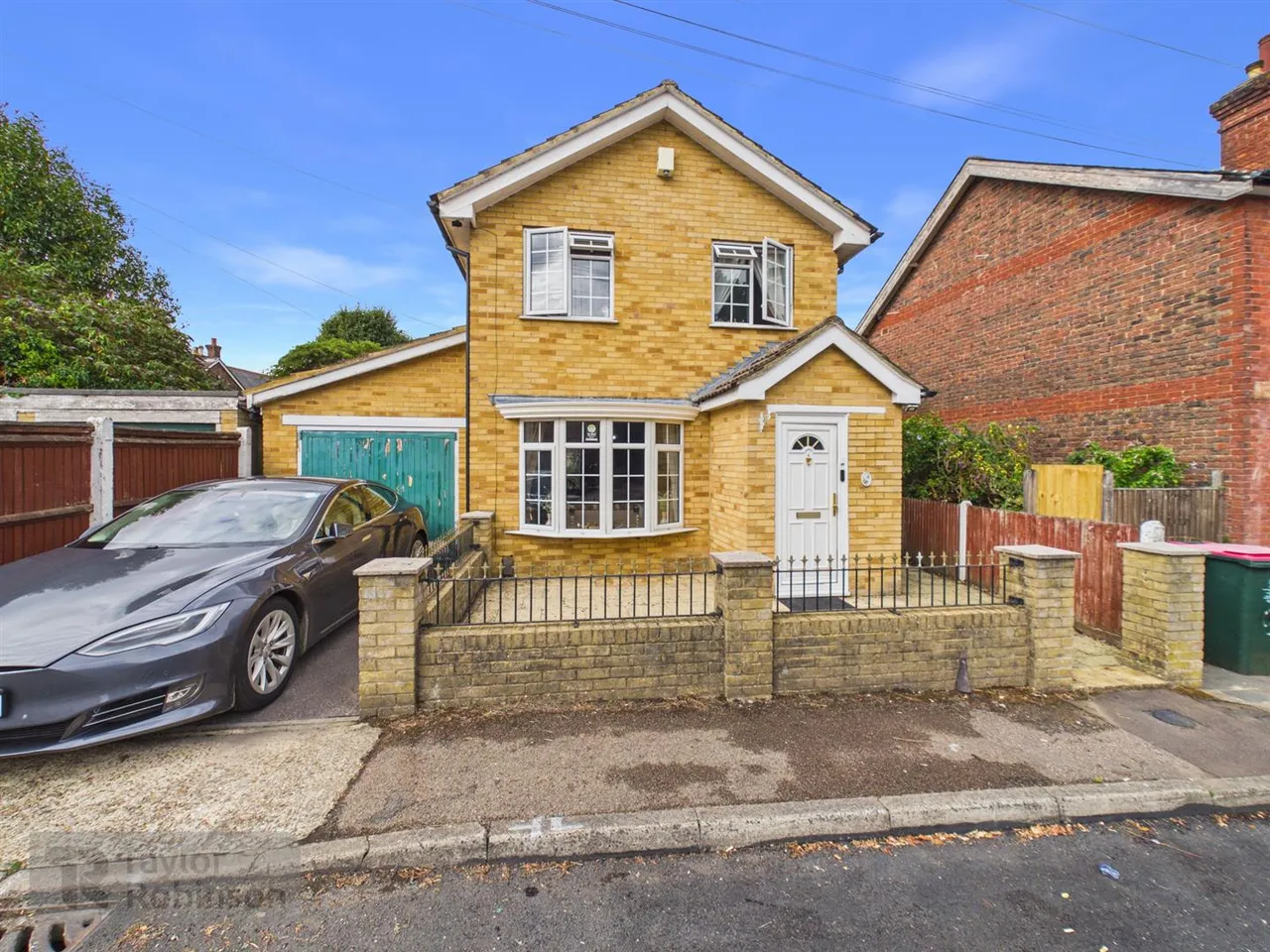 3 bed property to rent, Prospect Place, West Green, RH11