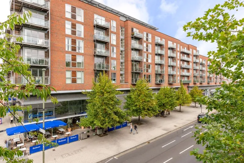 2 bed flat to rent — The Heart, Walton-On-Thames KT12 1GE