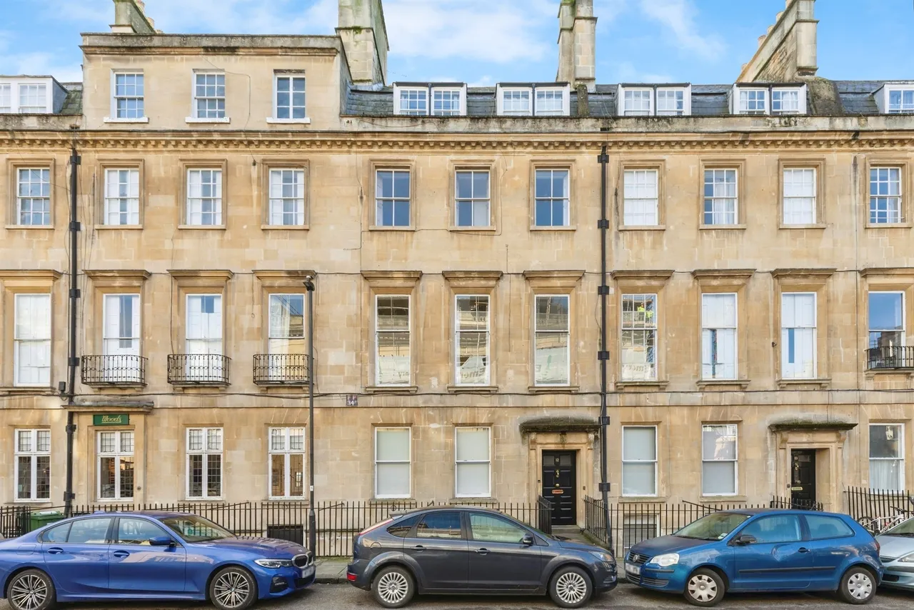 2 bed flat for sale — Alfred Street, Bath
