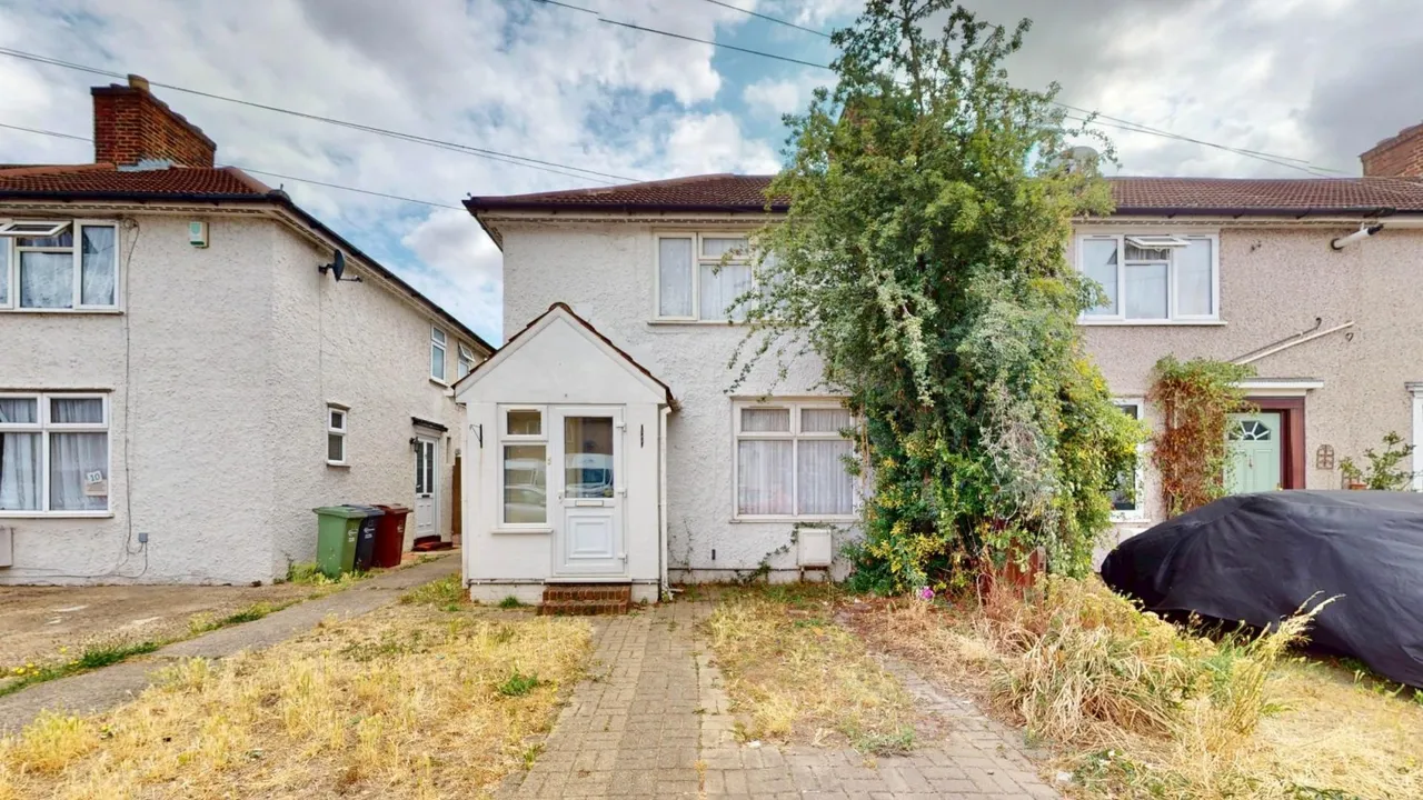 3 bed house for sale — David Road, Dagenham, RM8