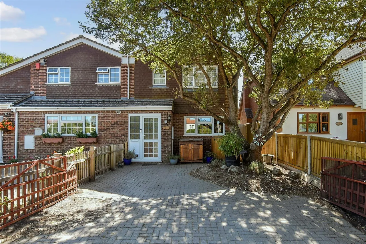 3 bed house for sale, Dymchurch Road, Hythe, CT21