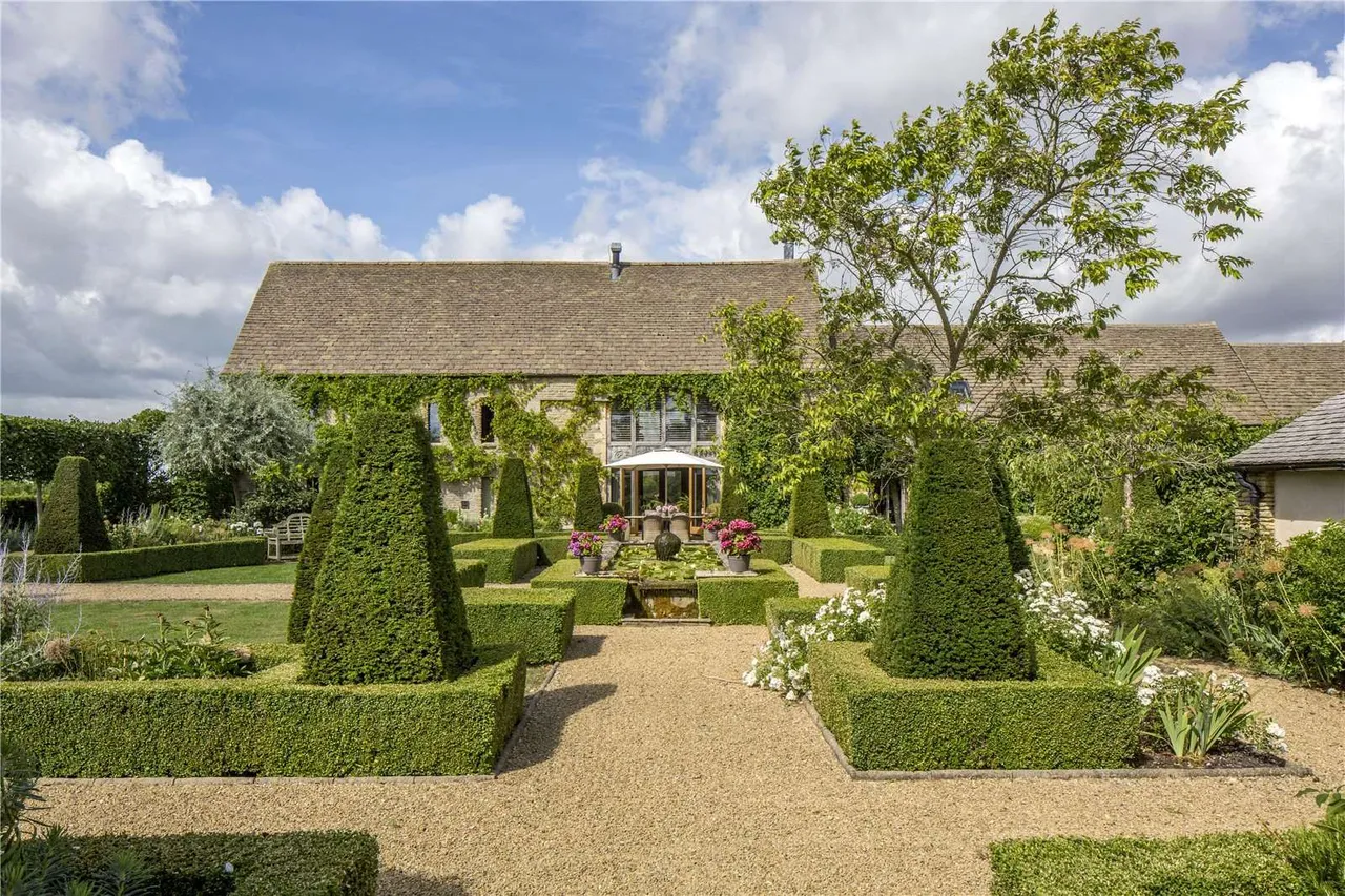 8 bed house for sale — Poulton, Cirencester, GL7 5JA