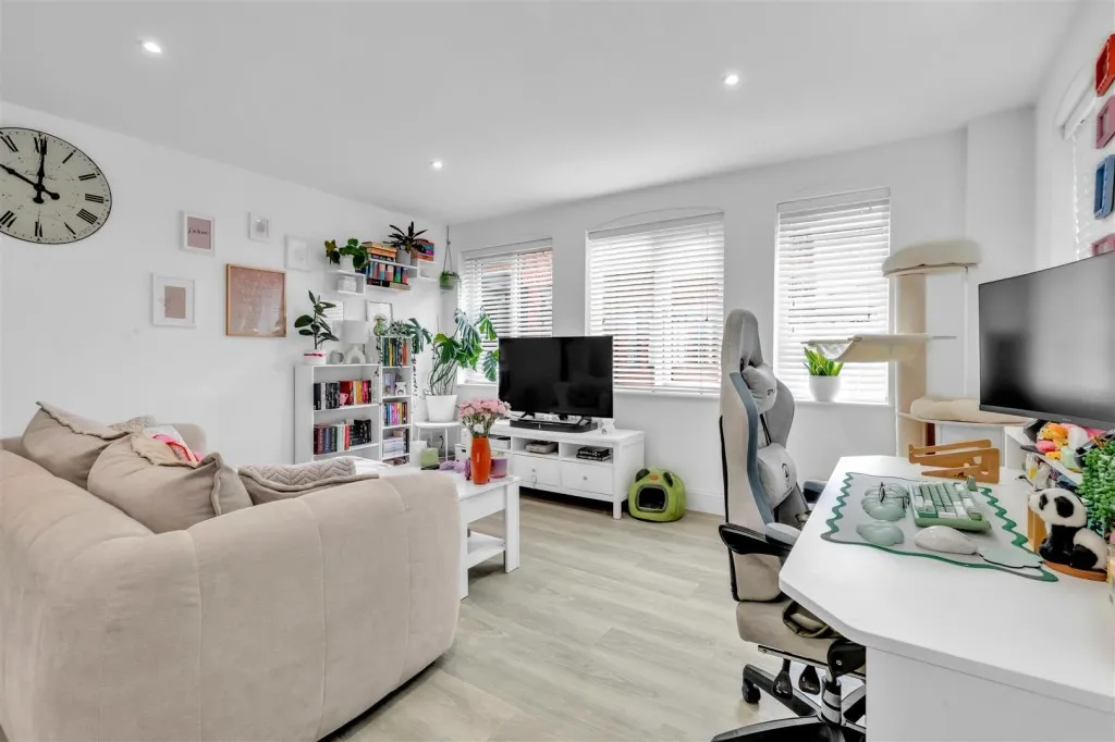 North Street, Horsham, RH12, photo 4