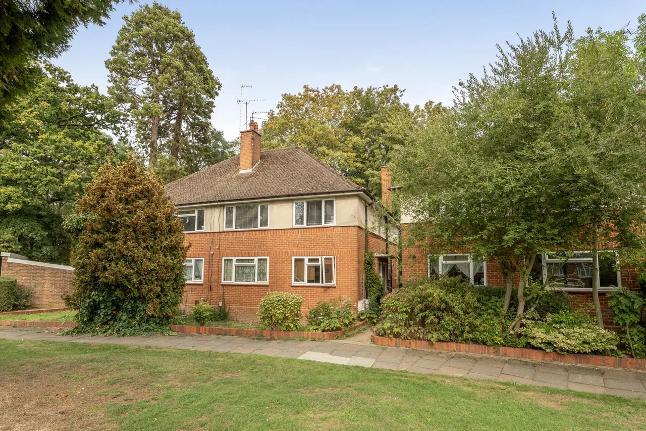 2 bed flat for sale, Lloyd Court, Pinner, HA5