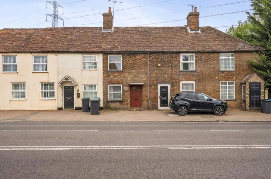 2 bed house for sale, Watling Street, Kensworth, LU6