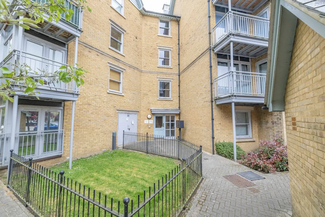 2 bed flat for sale, Bingley Court, Canterbury, CT1