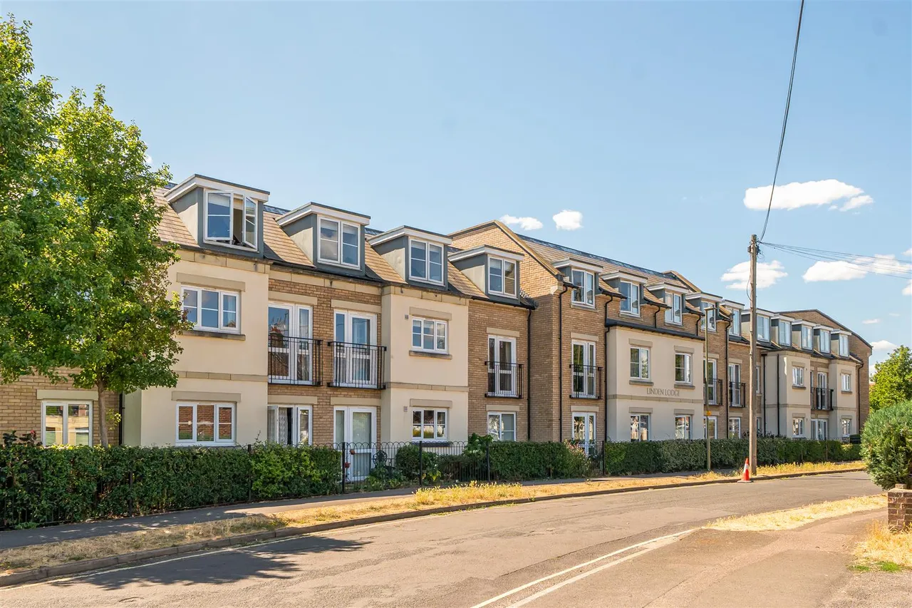 2 bed flat for sale, Linden Road, Bicester, OX26