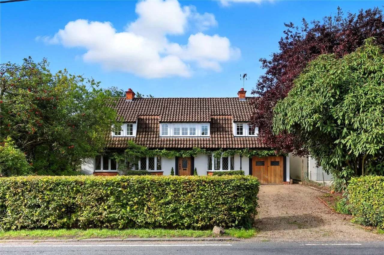 4 bed house for sale — Chelmsford Road, Felsted, Dunmow, Essex, CM6 3ET