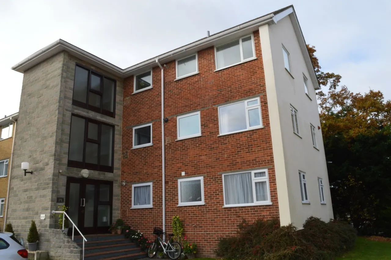 2 bed flat to rent, Portswood Drive, Bournemouth, BH10