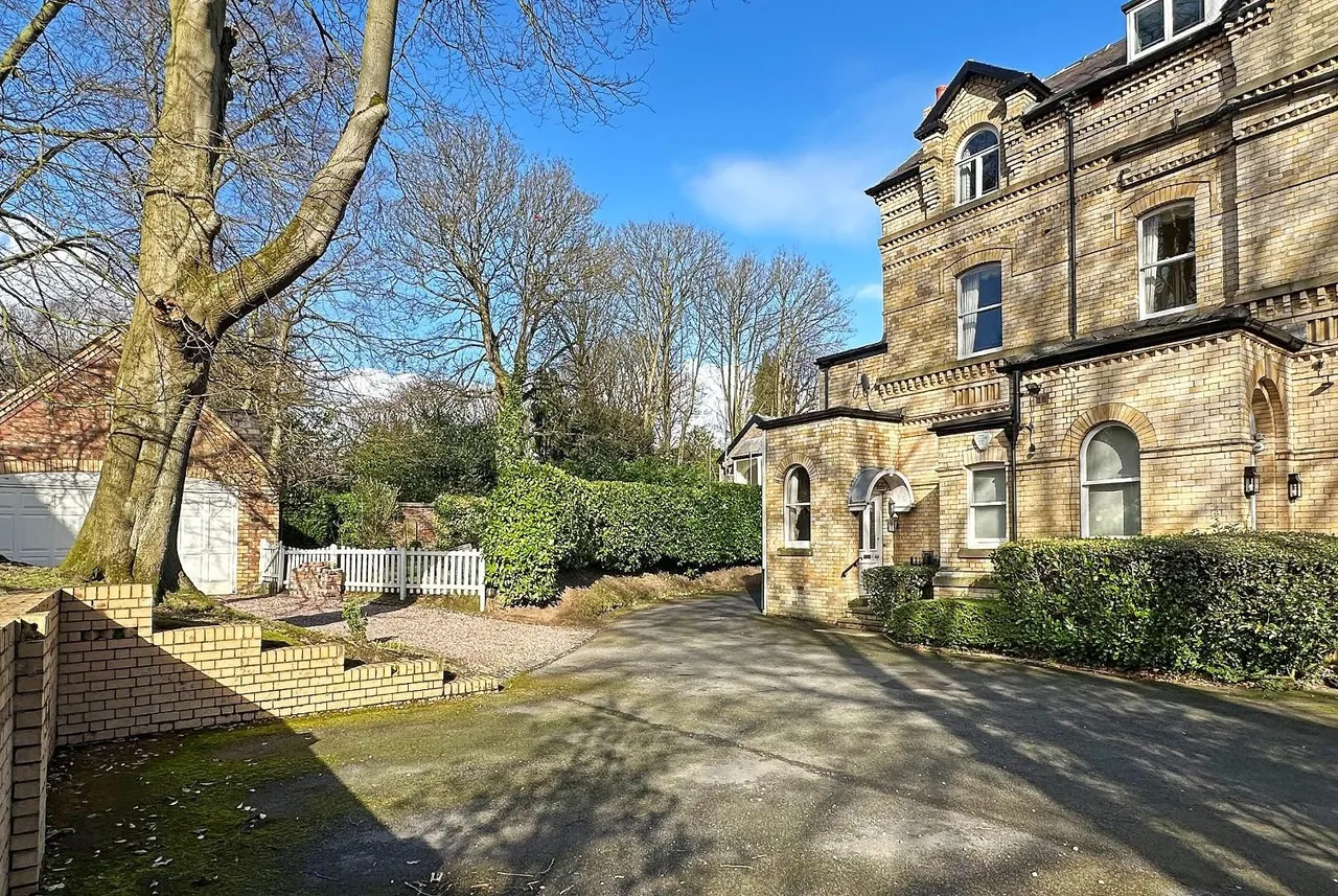 Groby Road, Altrincham, Cheshire WA14 2BJ, photo 15
