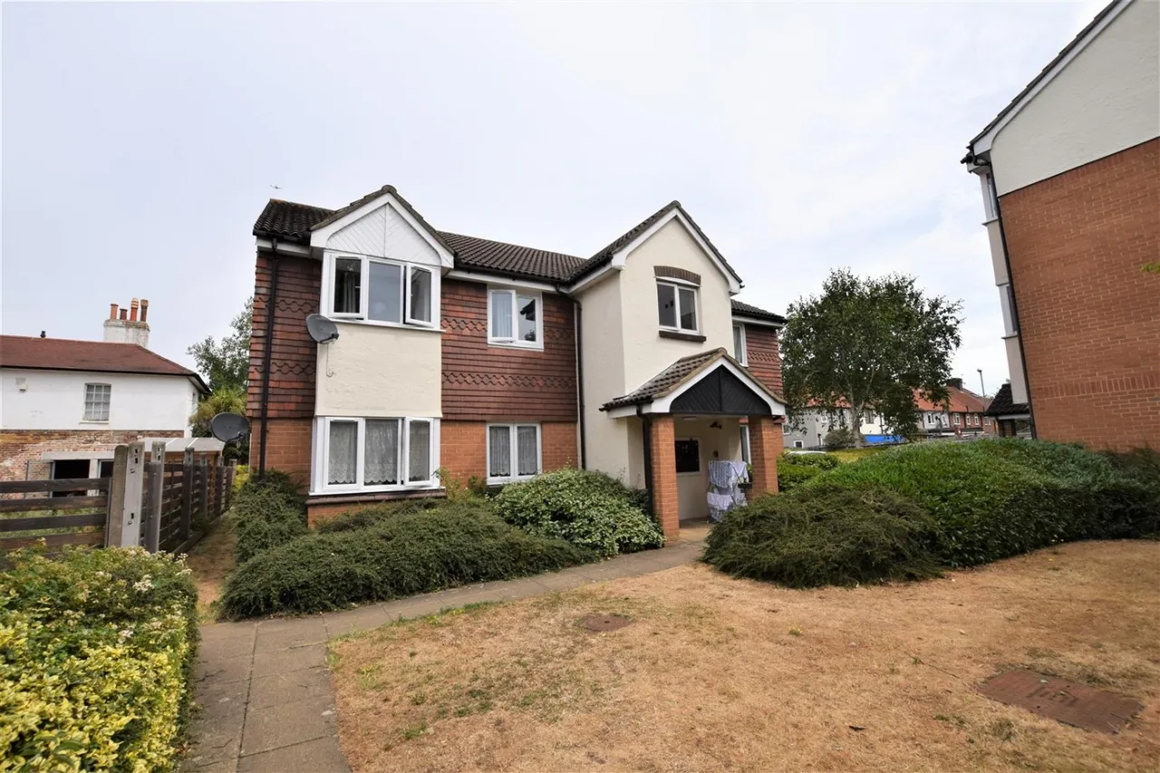 2 bed flat for sale — Sparks Close, Dagenham, RM8