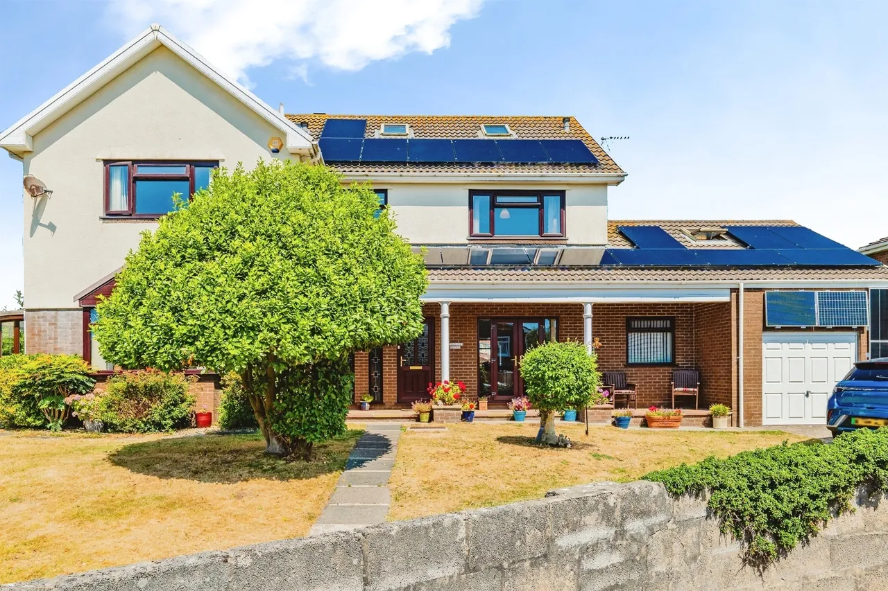 6 bed house for sale, Flatholme Way, Porthcawl, CF36
