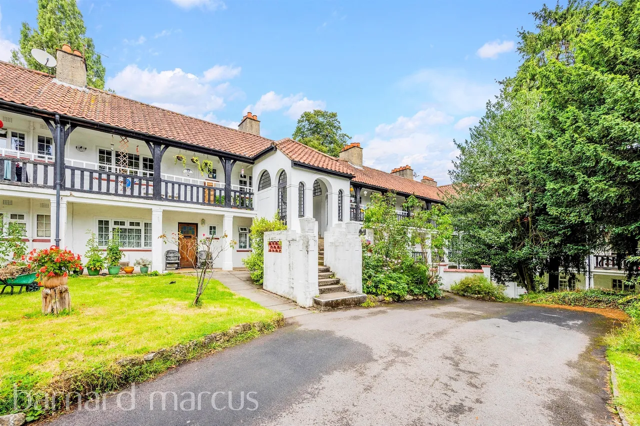 Drummond Gardens, Epsom, KT19, photo 12