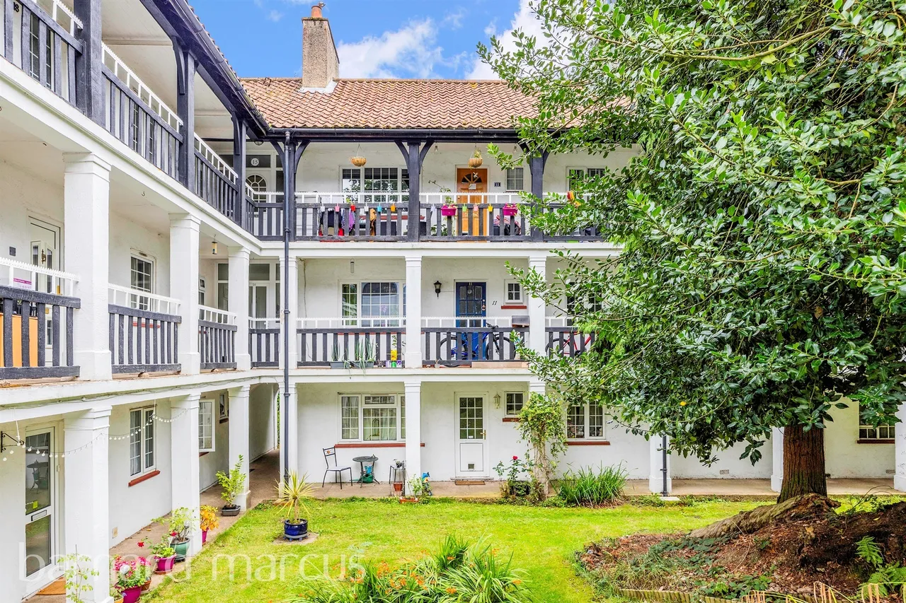 Drummond Gardens, Epsom, KT19, photo 11