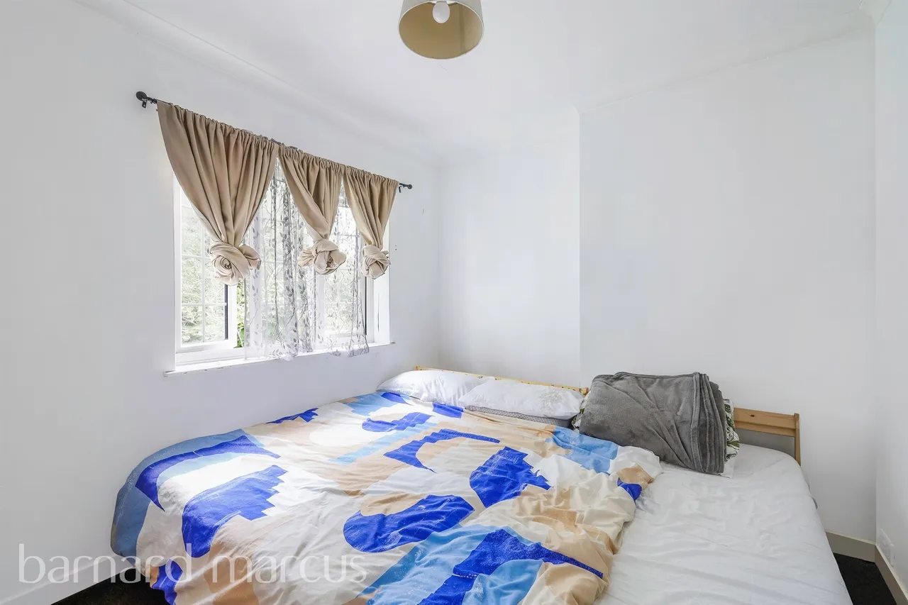 Drummond Gardens, Epsom, KT19, photo 8