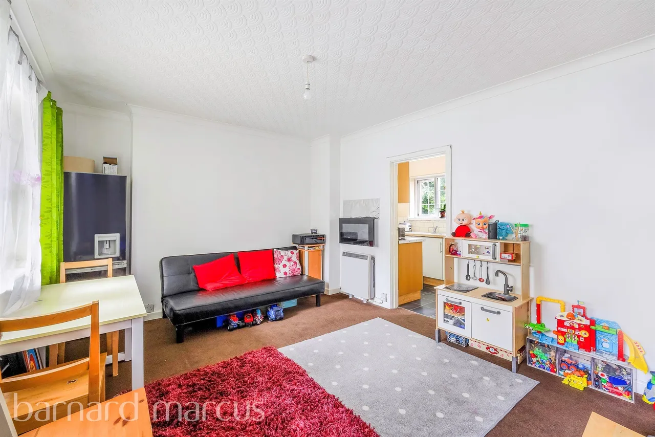 Drummond Gardens, Epsom, KT19, photo 2