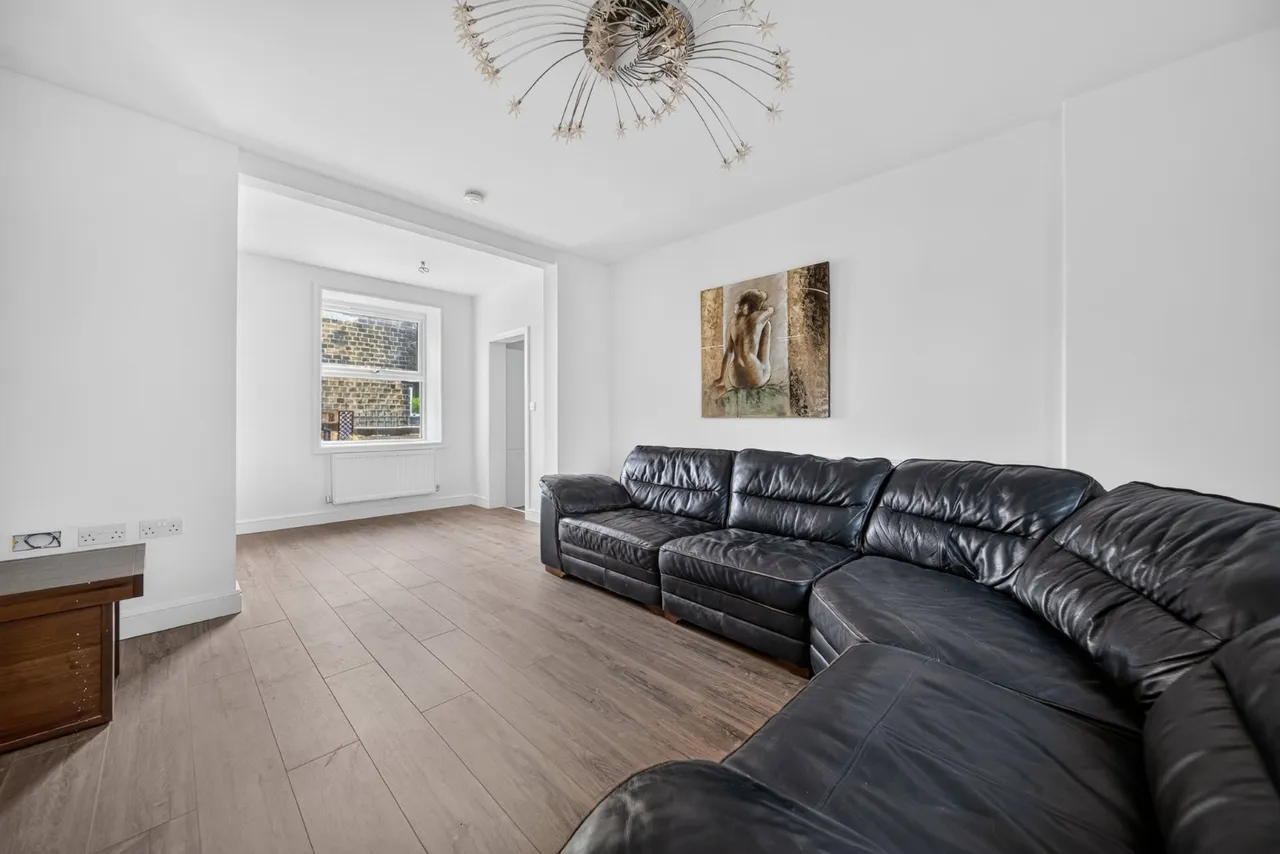 Broadgate Lane, Horsforth, LS18, photo 17