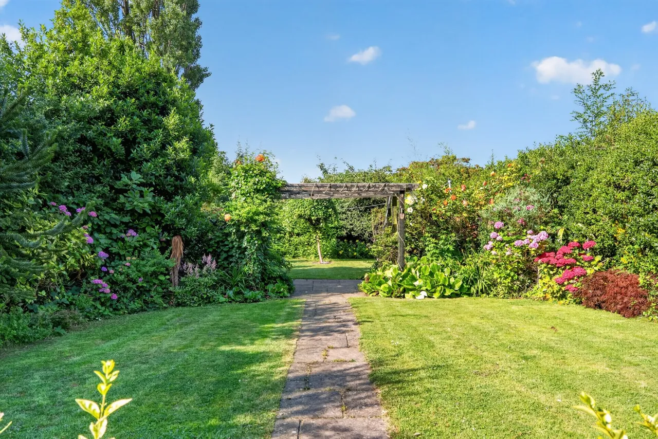 Broadgate Lane, Horsforth, LS18, photo 31