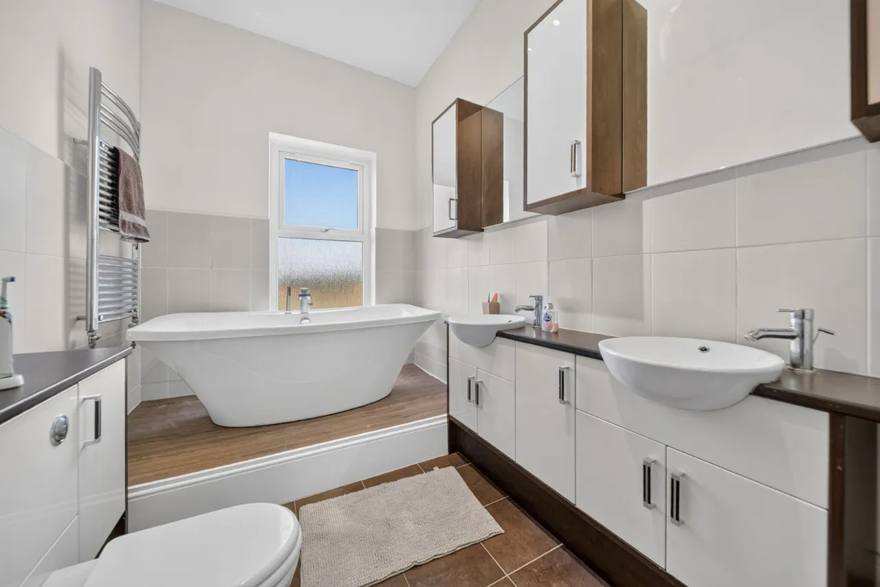 Broadgate Lane, Horsforth, LS18, photo 4
