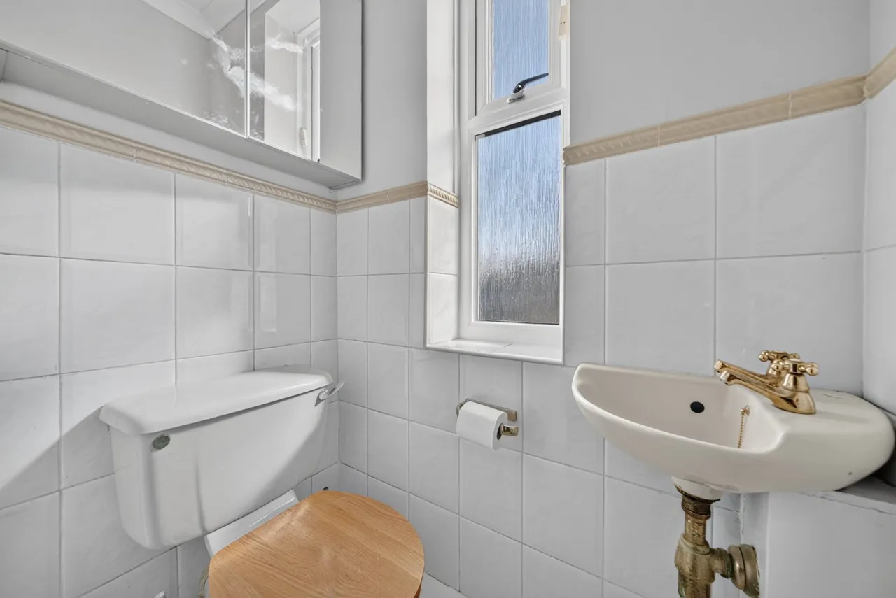 Broadgate Lane, Horsforth, LS18, photo 9