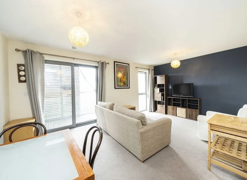2 bed flat to rent, Streatham Place, Brixton, SW2
