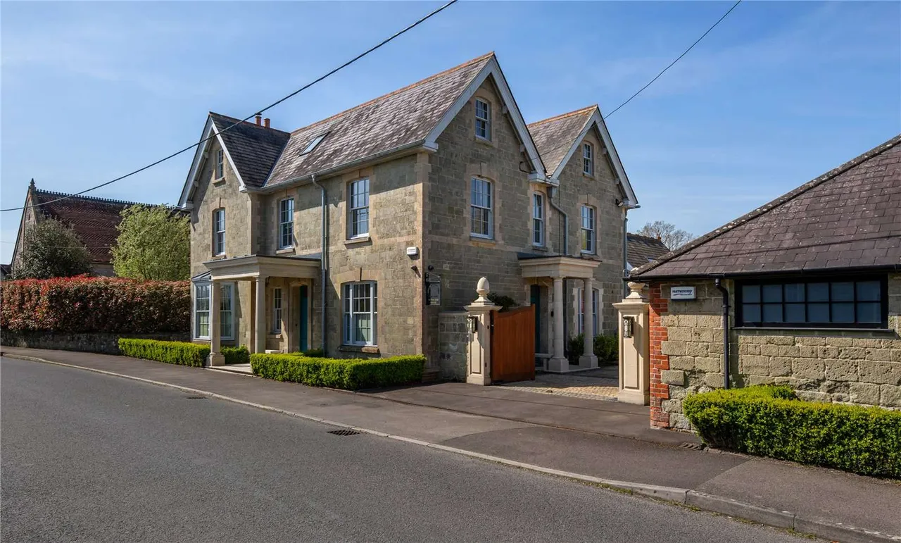 7 bed house for sale, The Street, Motcombe, SP7