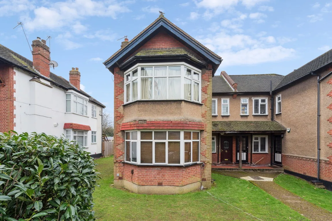2 bed flat for sale, West End Court, Pinner, HA5