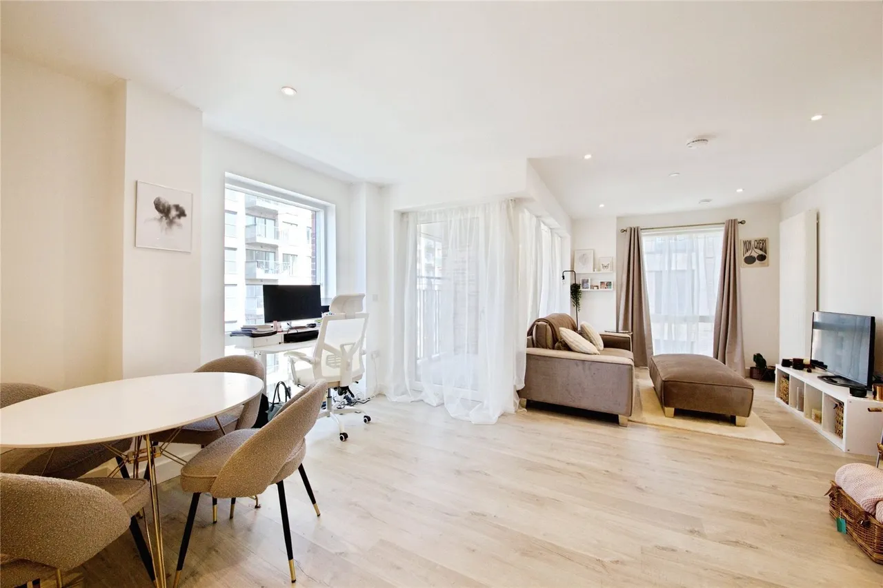 Aerial Square, London, NW9, photo 3