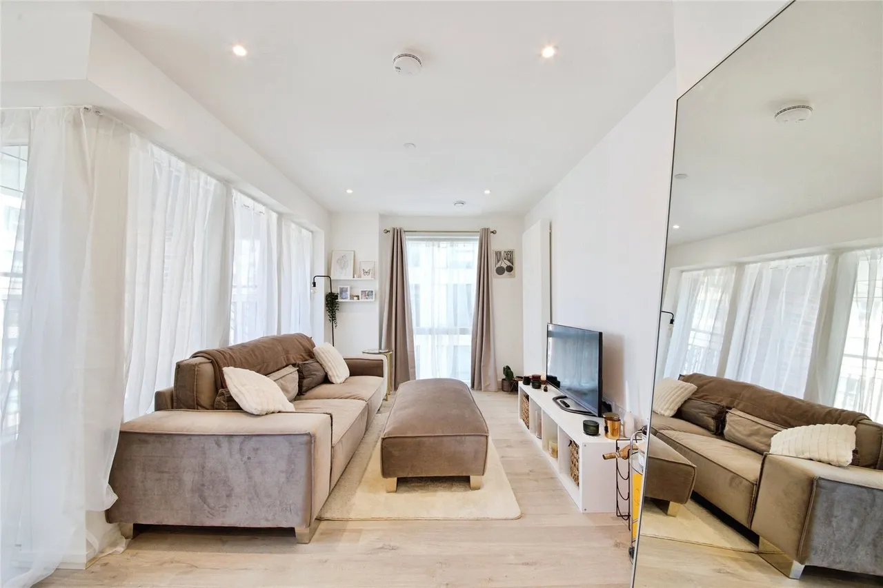 Aerial Square, London, NW9, photo 5