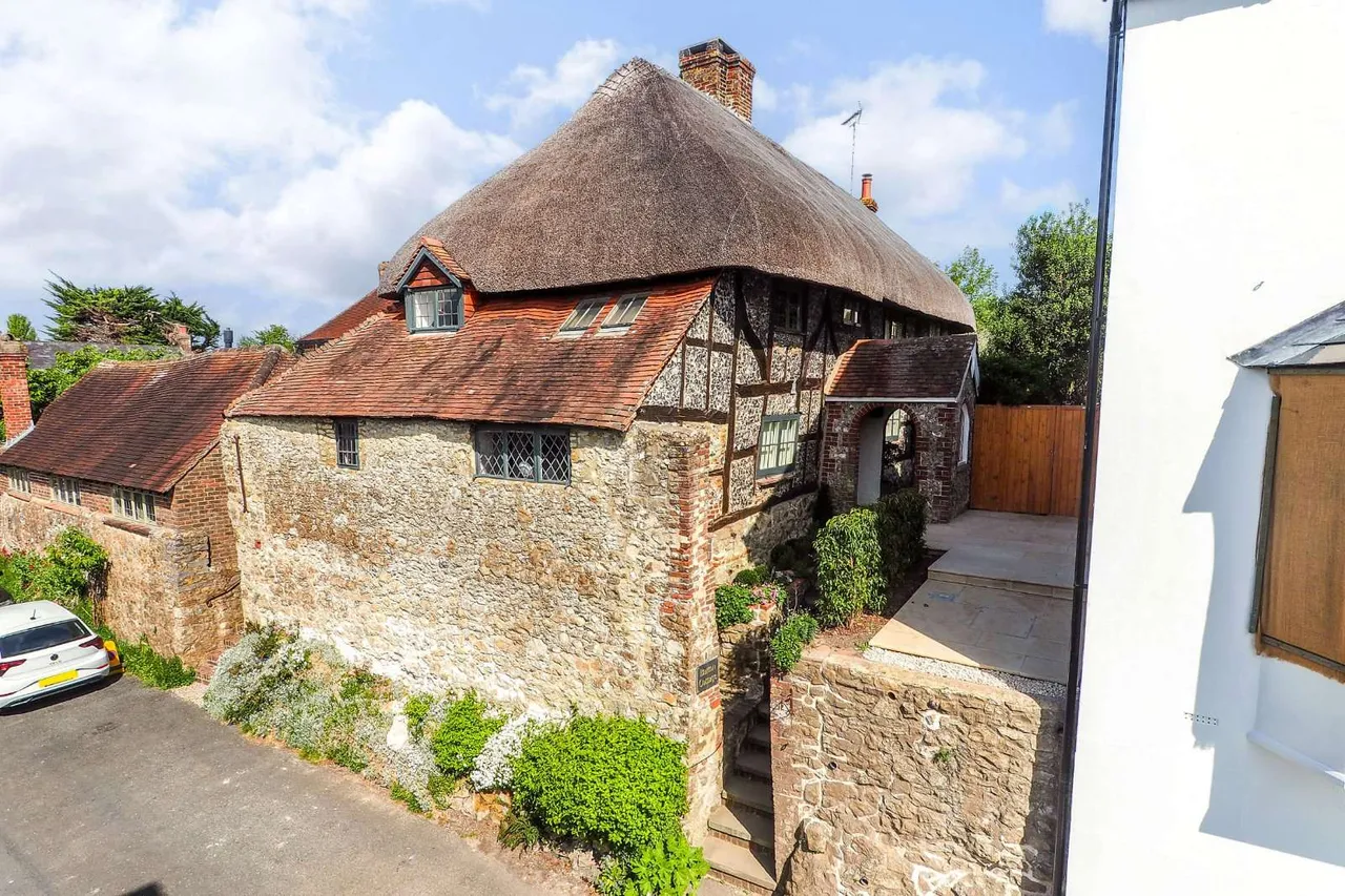 3 bed house for sale, Church Street, Amberley, BN18