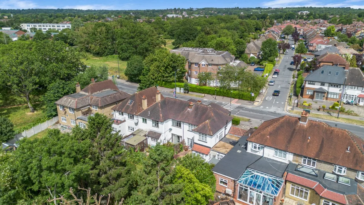 Whitchurch Lane, Edgware, HA8, photo 2