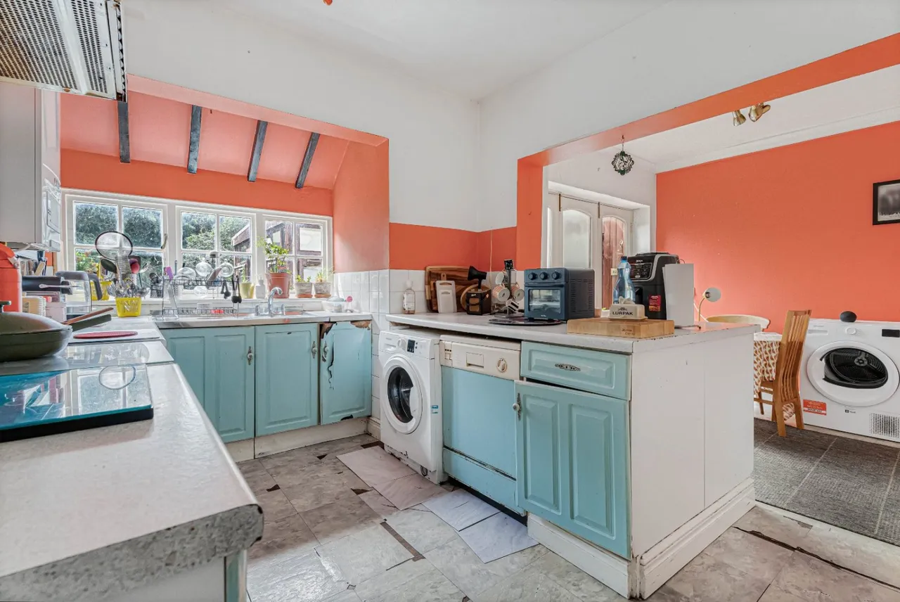 Whitchurch Lane, Edgware, HA8, photo 3