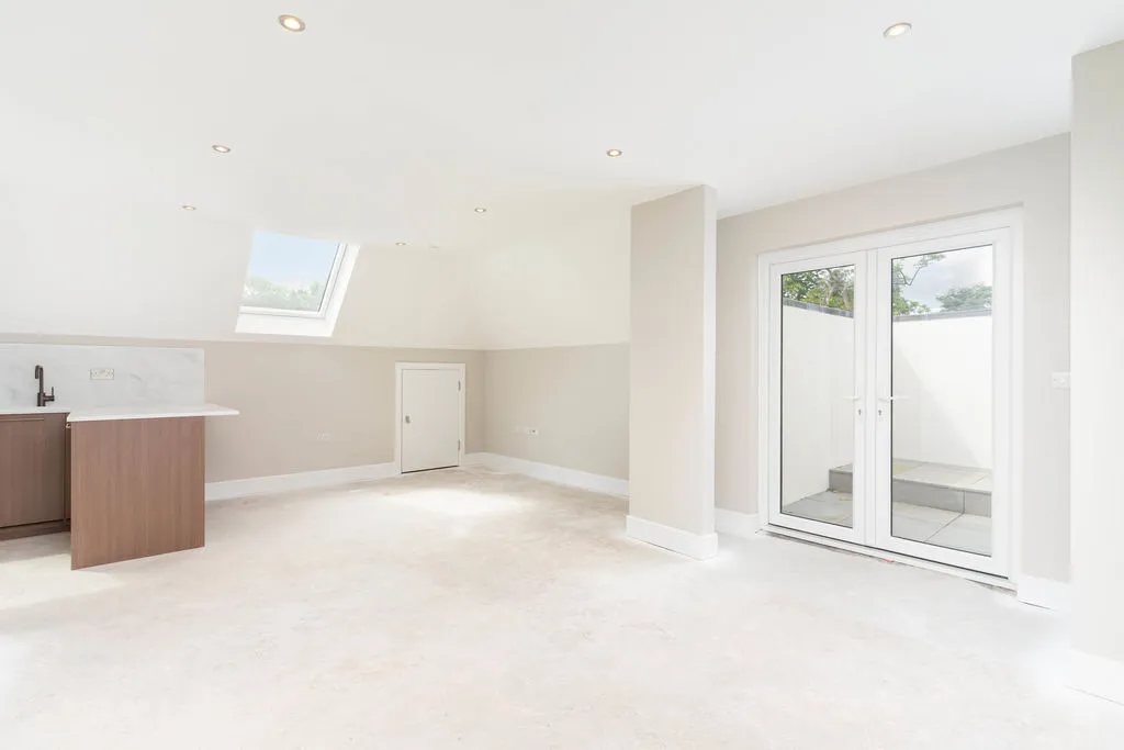 88 Riddlesdown Road, Purley CR8 1DD, photo 2