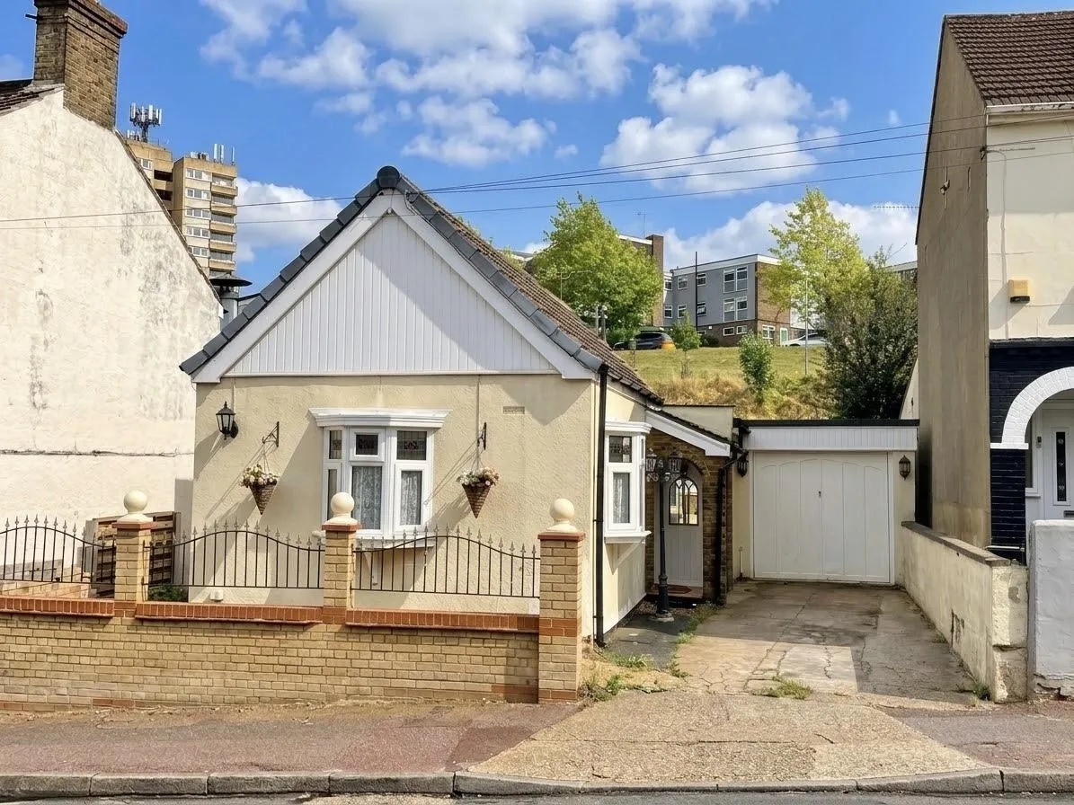 2 bed house for sale, Castle Road, Chatham, ME4