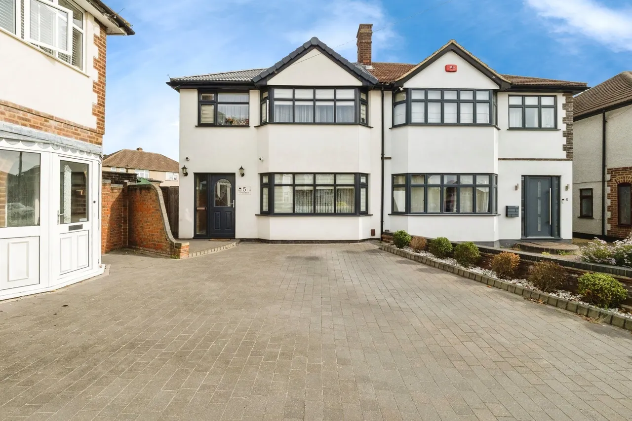 3 bed house for sale — Don Way, Romford, RM1