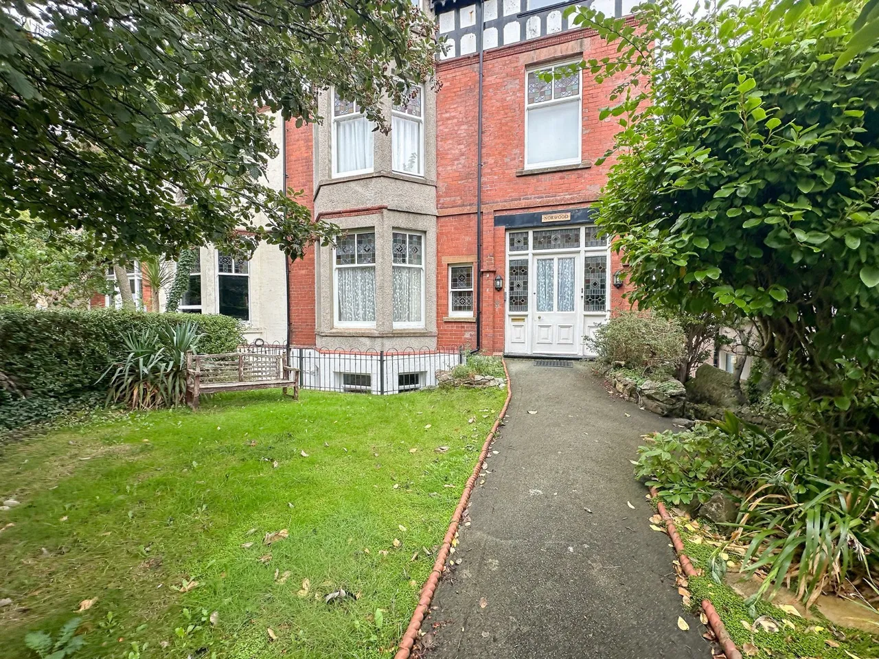 2 bed flat for sale, Abbey Road, Llandudno, LL30