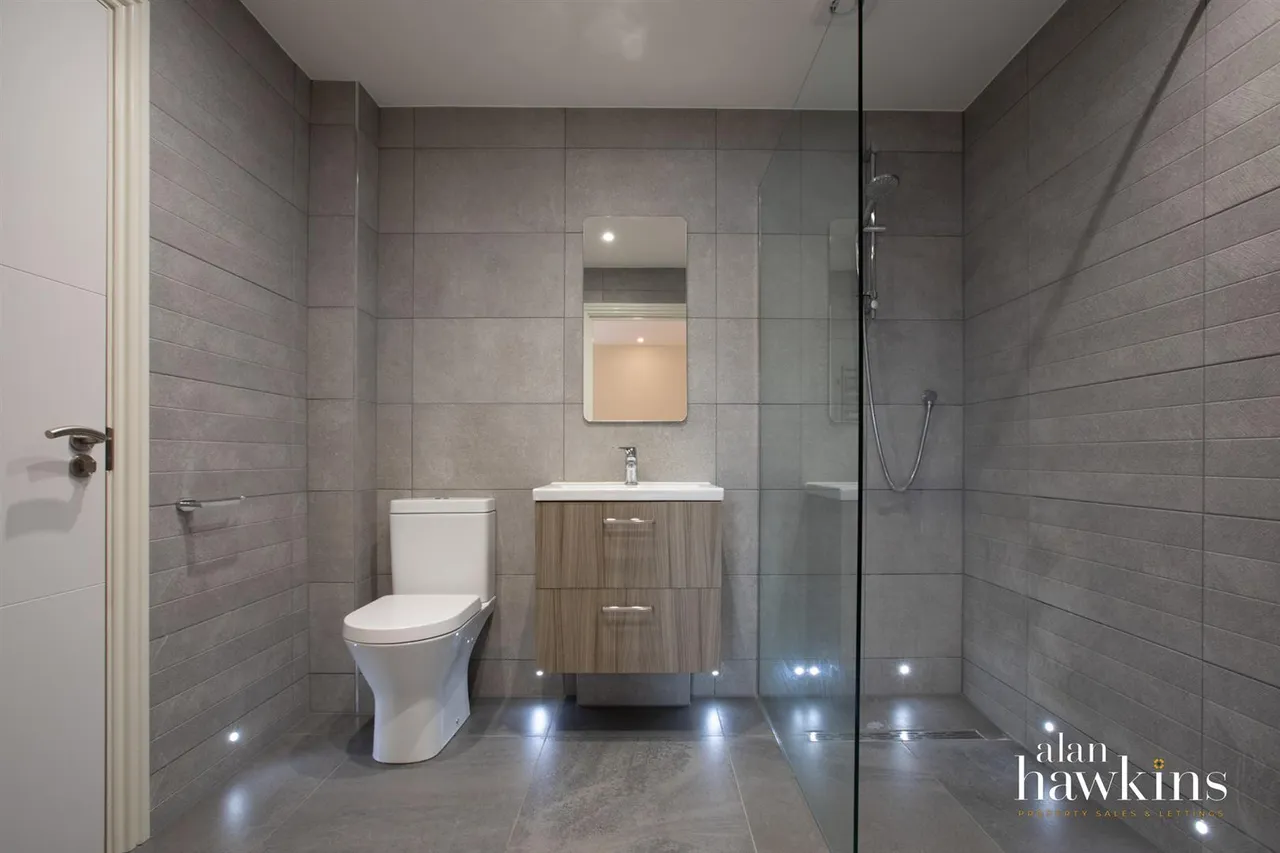 Andrews Court, Lyneham, SN15, photo 4