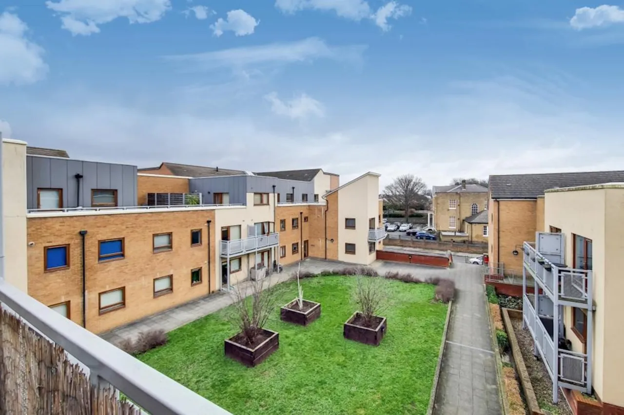 Cambria Court, DA9, photo 10