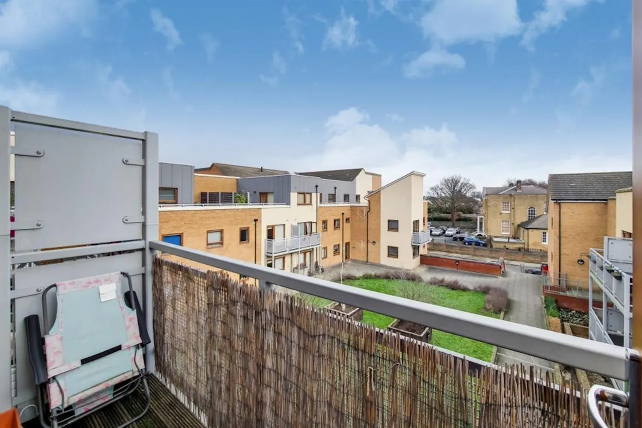 Cambria Court, DA9, photo 11