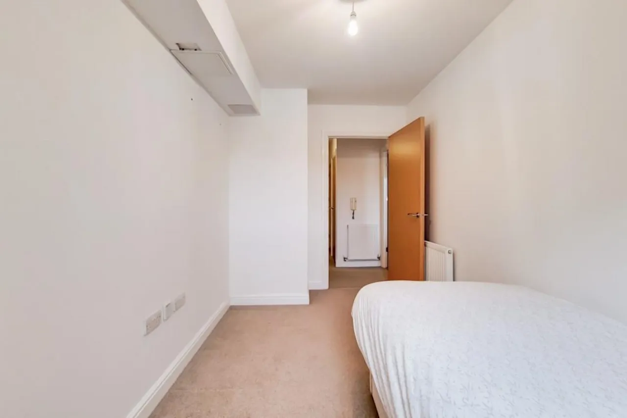 Cambria Court, DA9, photo 17
