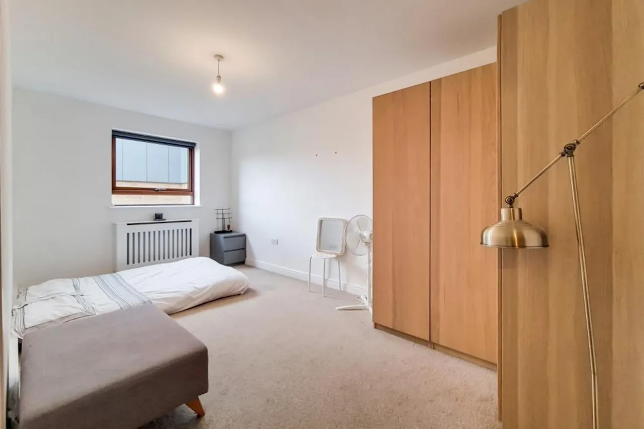 Cambria Court, DA9, photo 16