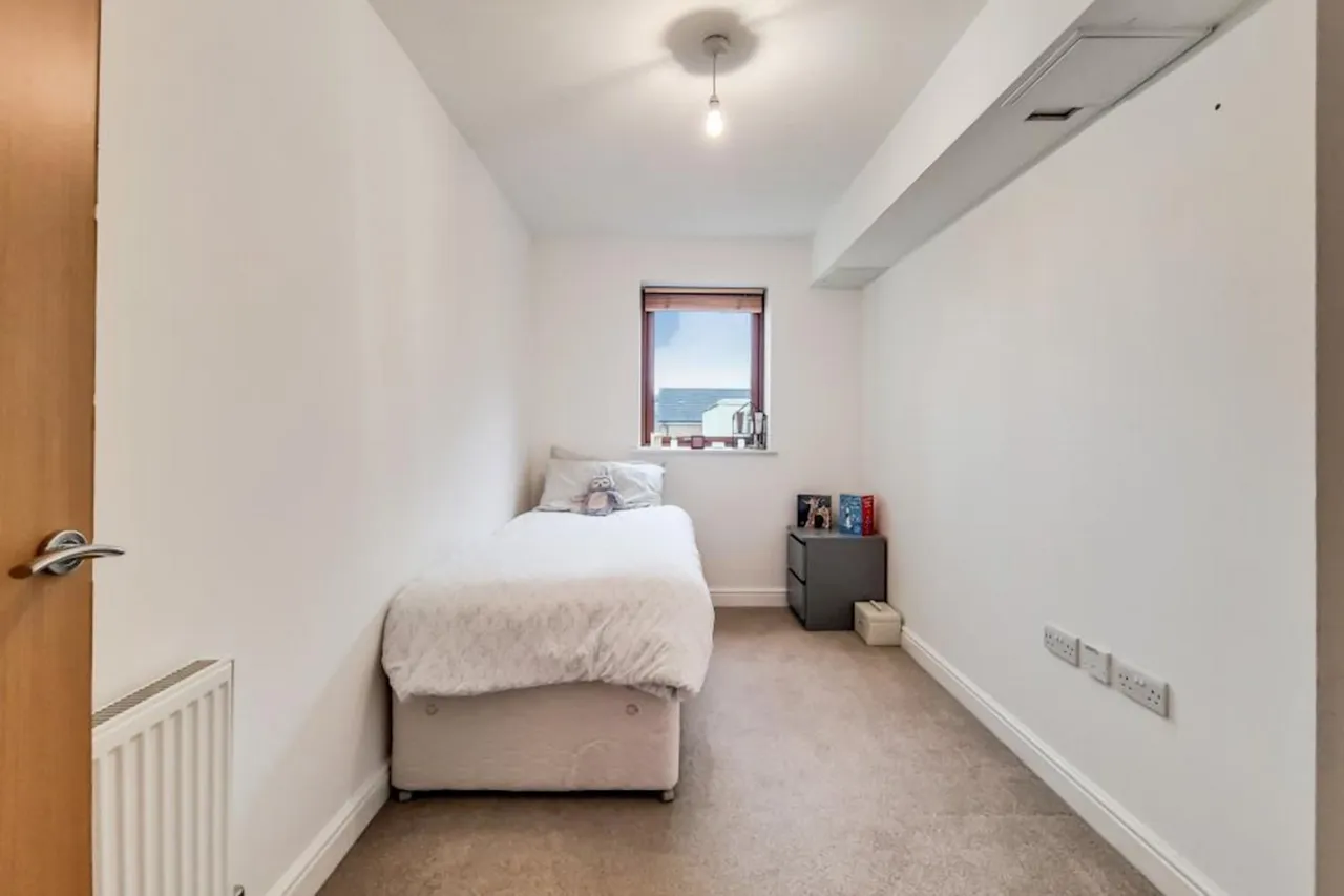 Cambria Court, DA9, photo 19
