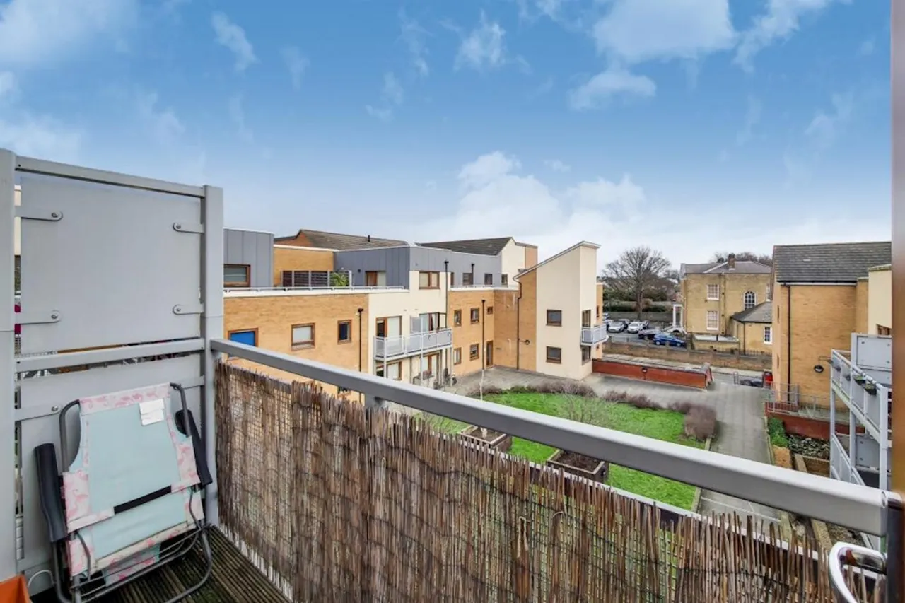 Cambria Court, DA9, photo 12