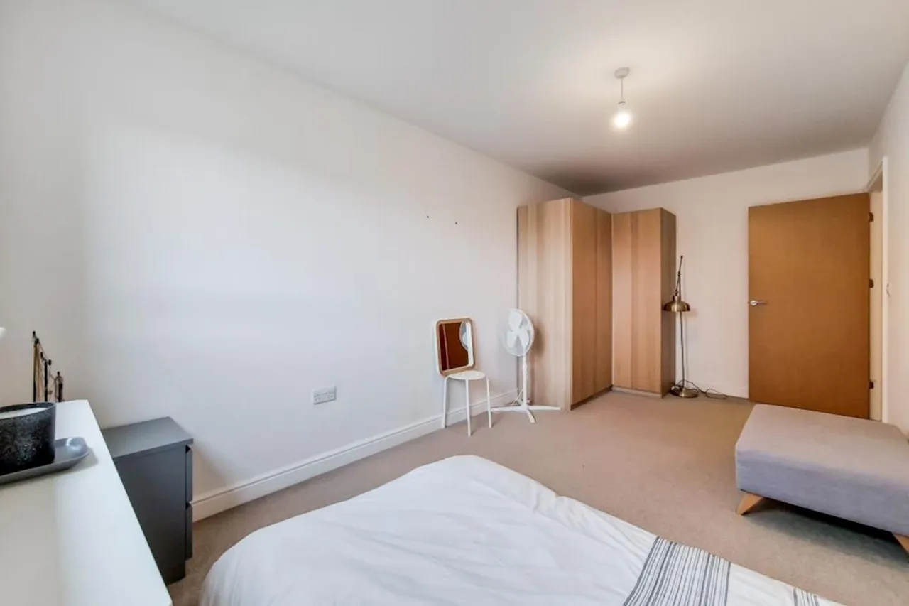 Cambria Court, DA9, photo 13