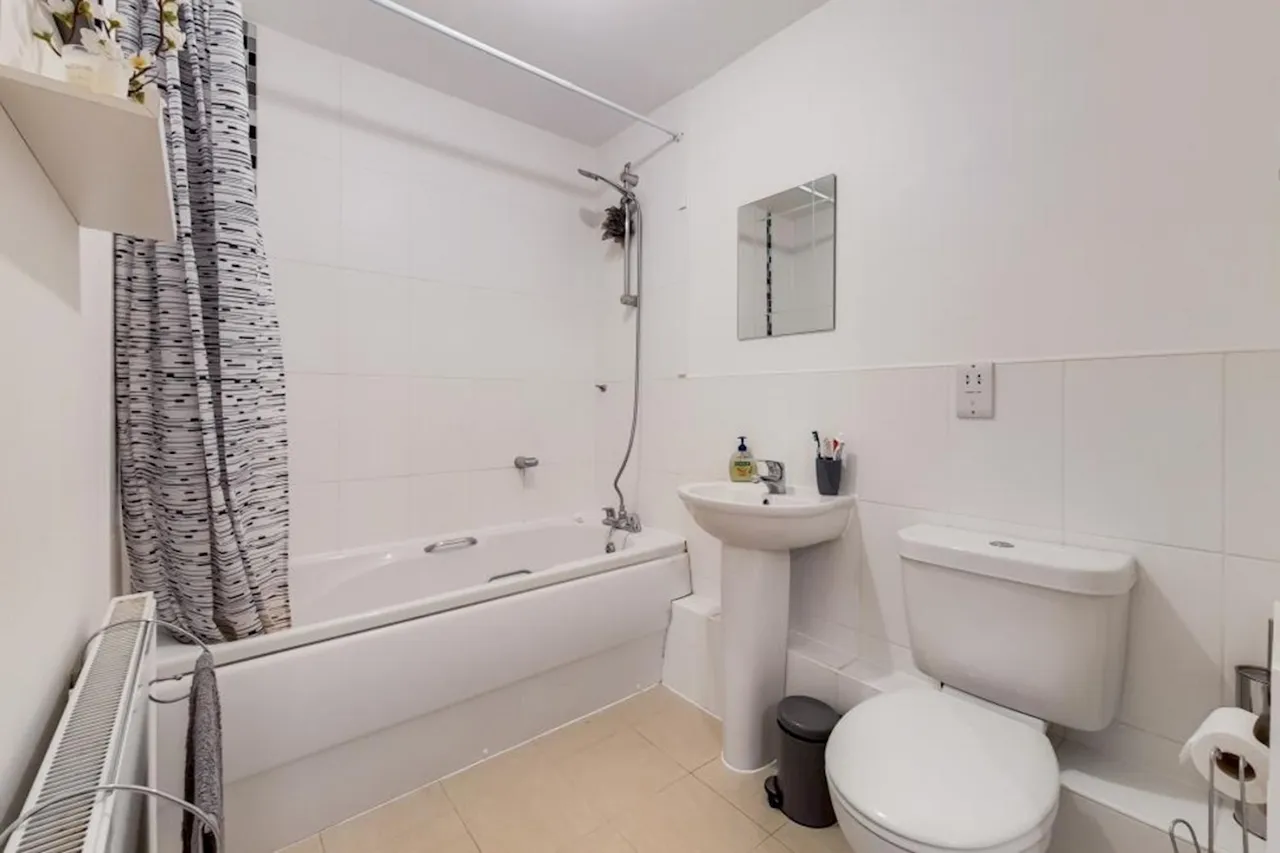Cambria Court, DA9, photo 23