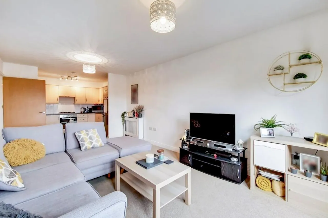 Cambria Court, DA9, photo 5