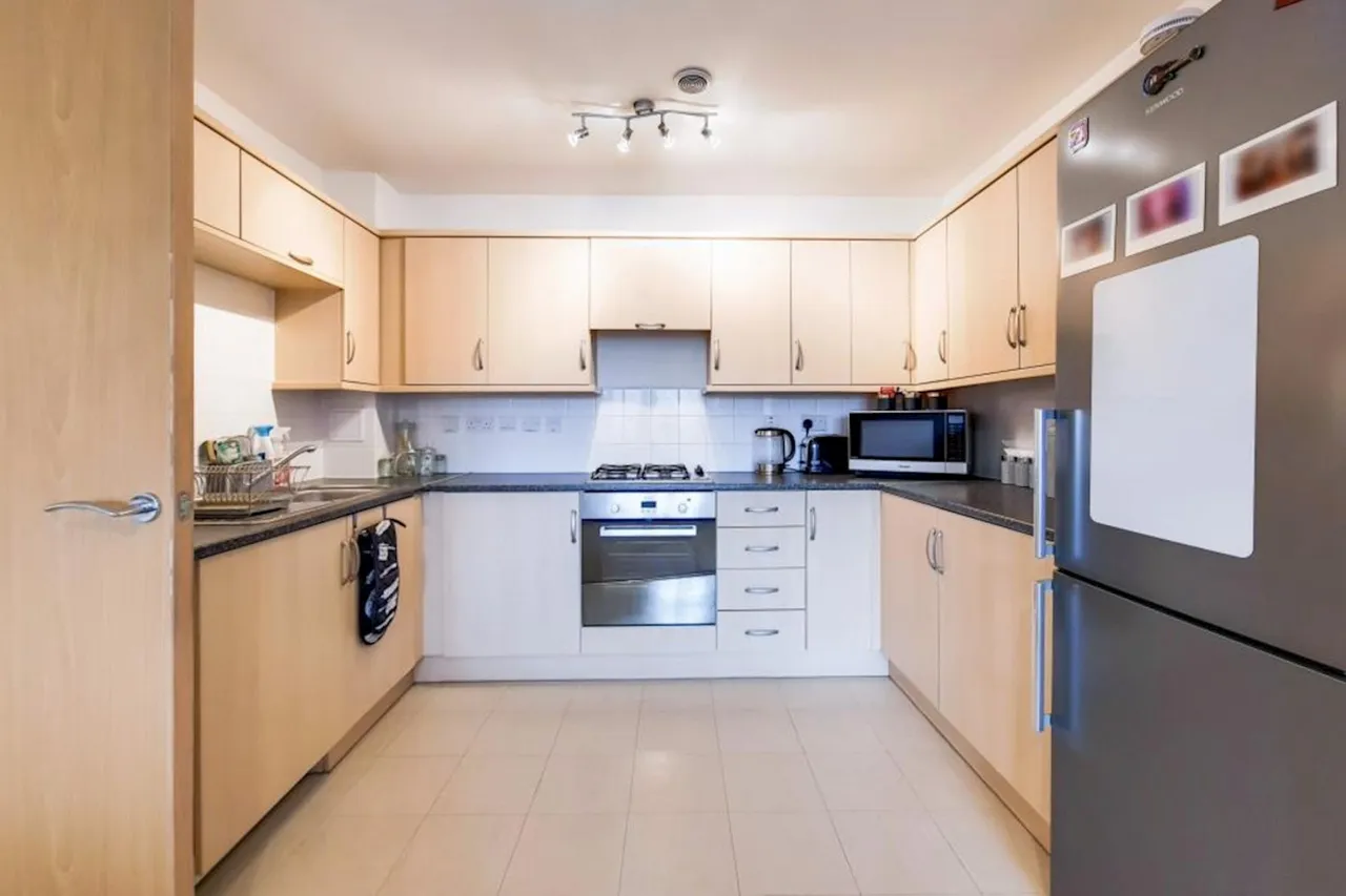 Cambria Court, DA9, photo 7