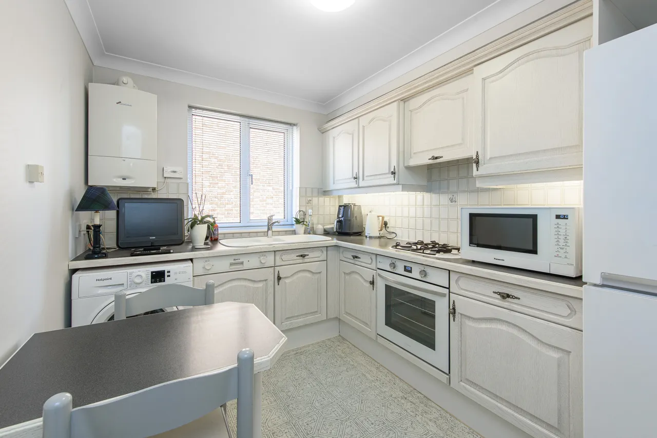 2 Copper Beech Court, 1035 High Road, London, photo 3