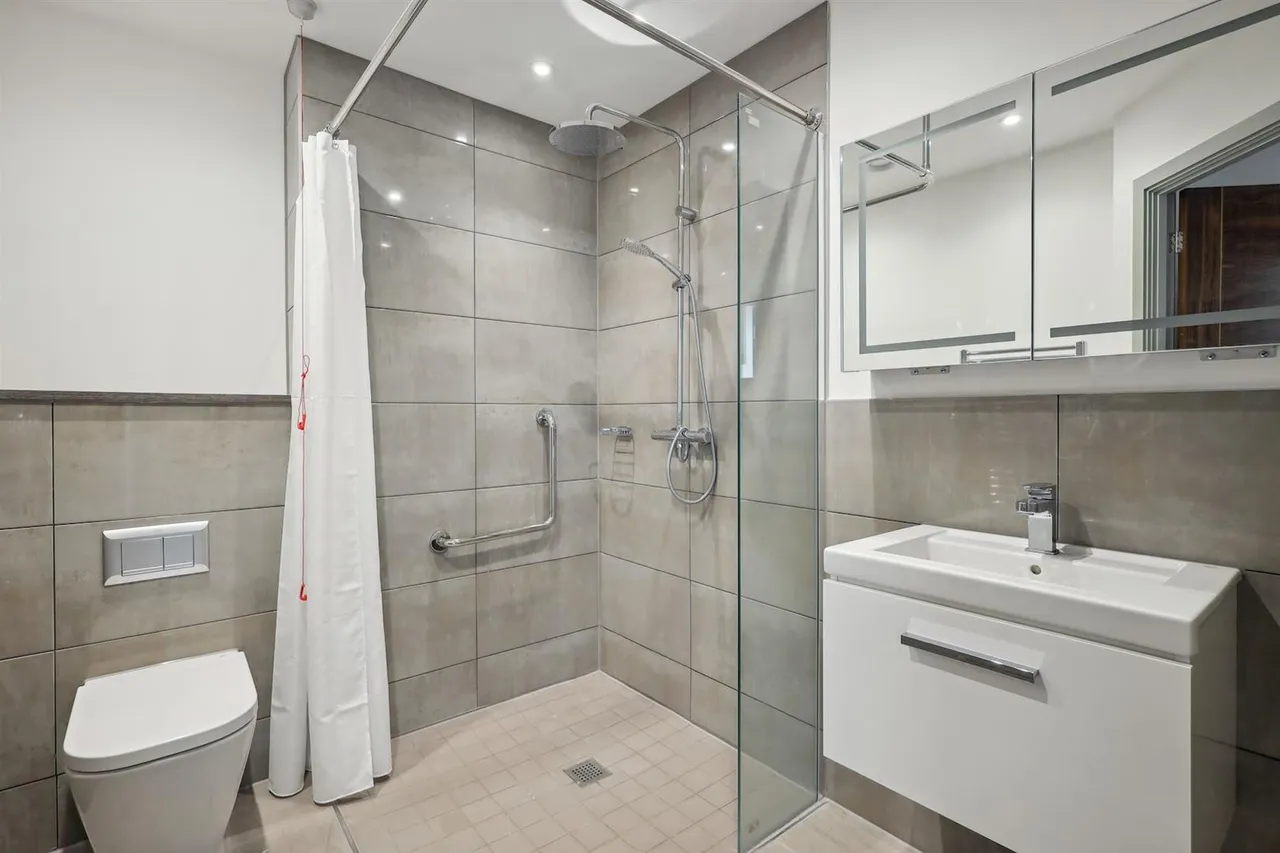 Station Parade, Virginia Water, GU25, photo 10