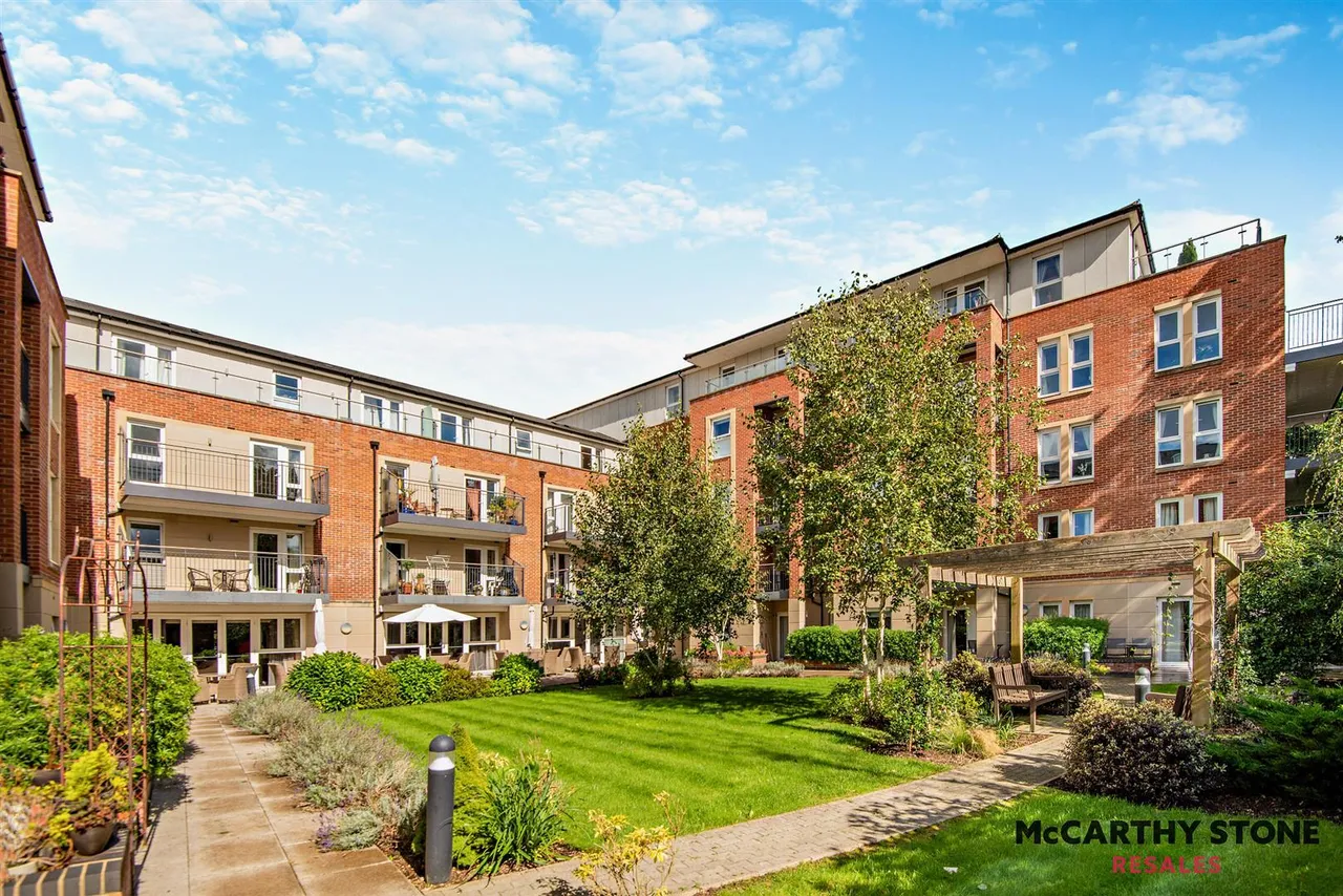 1 bed flat for sale, Station Parade, Virginia Water, GU25